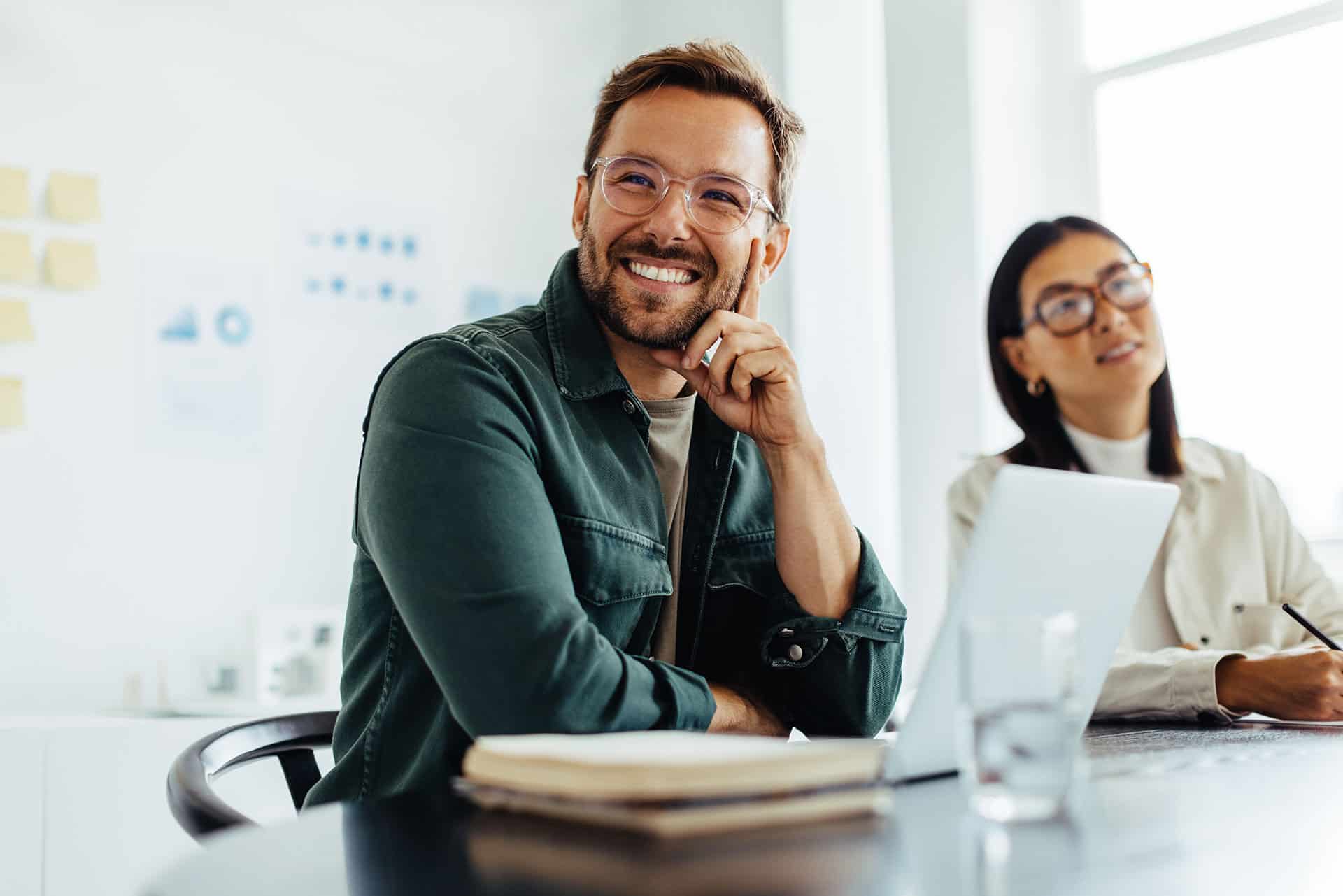 Mann und Frau sitzen im Meeting und lachen