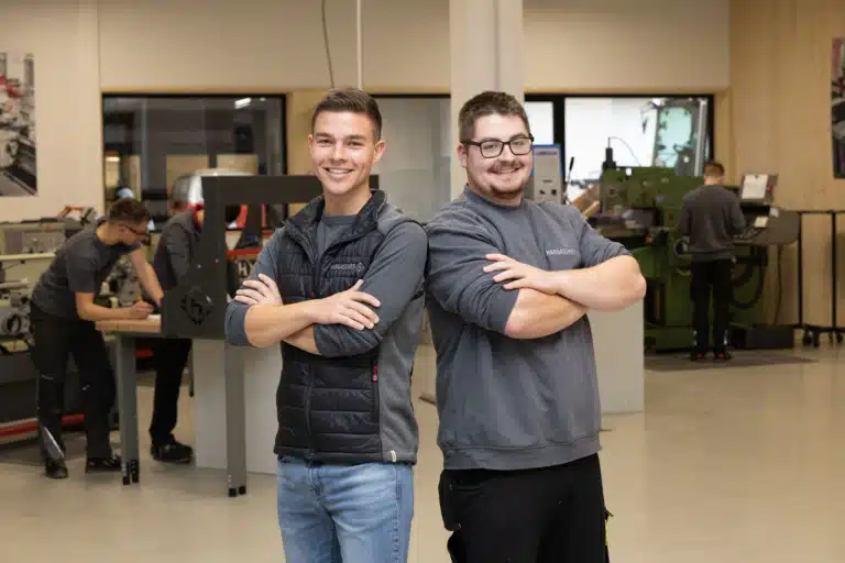 Gruppenfoto von Lehrlingsausbilder Fabian Kasinger und Matthias Lorenz