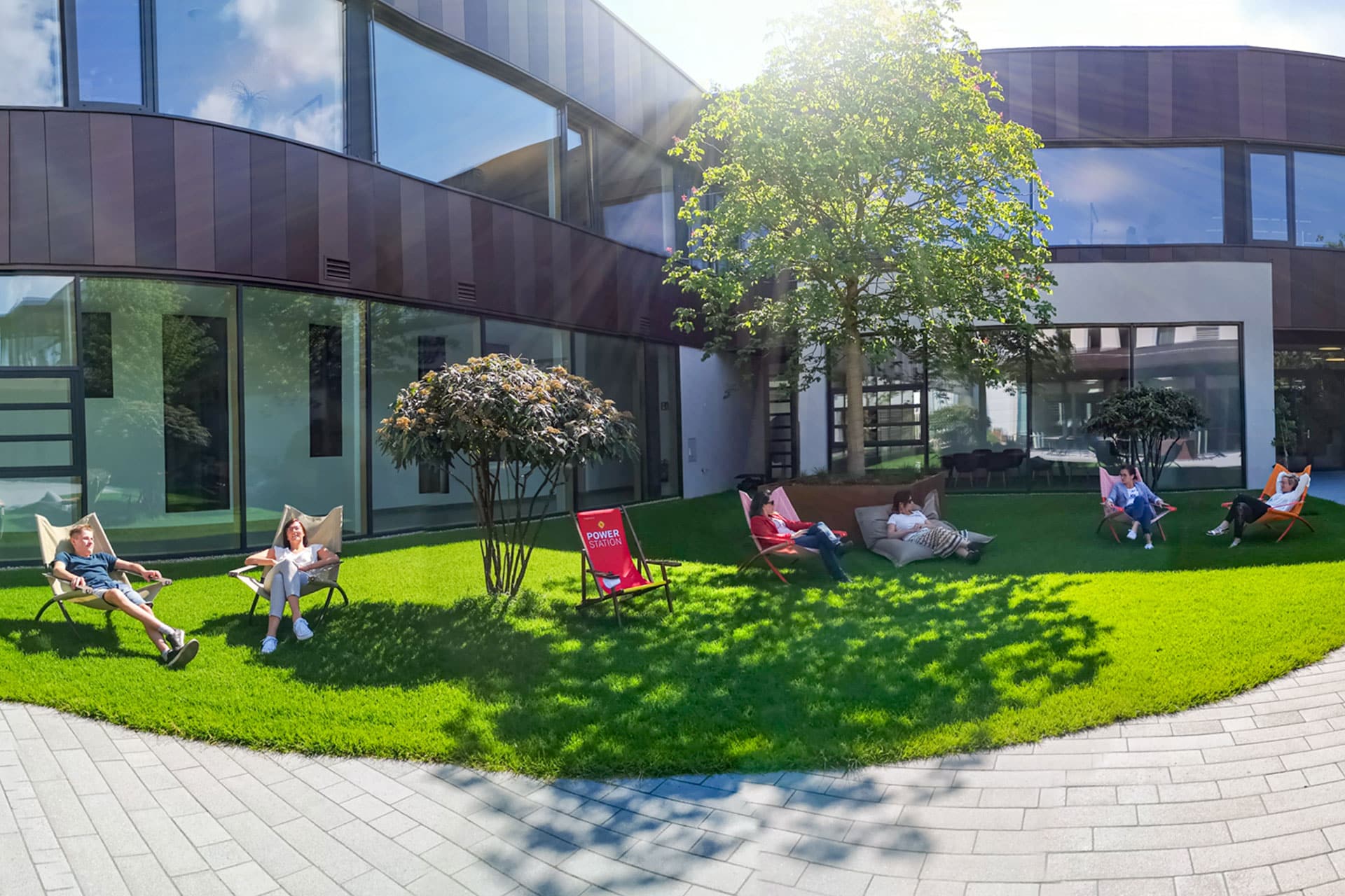 Mitarbeiter Pause Innenhof | Hargassner