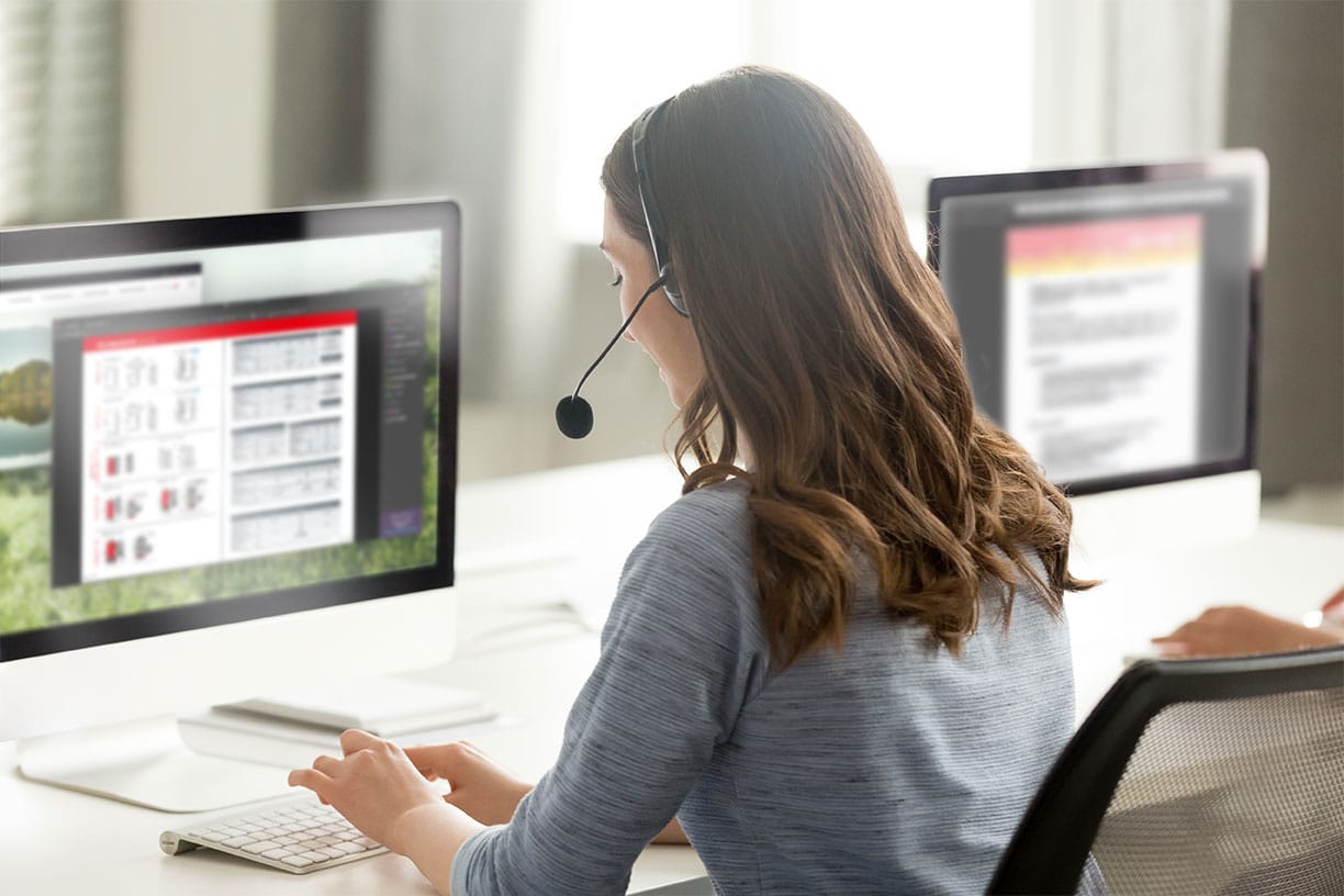 Frau mit Headset am PC Kundendienst Support