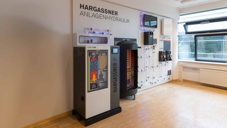 Hargassner Schnittkessel, Pufferspeicher und Anlagenhydraulik im HTL Braunau Labor | Hargassner