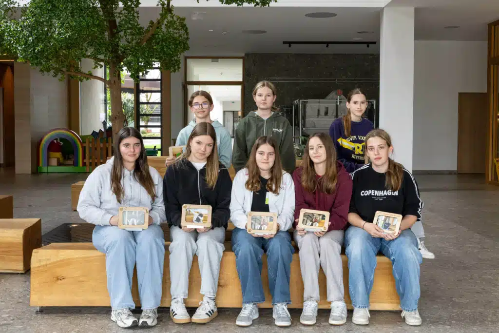 Gruppenfoto von Besucherinnen mit gebauten Bilderrahmen in der Hand | Girls Day