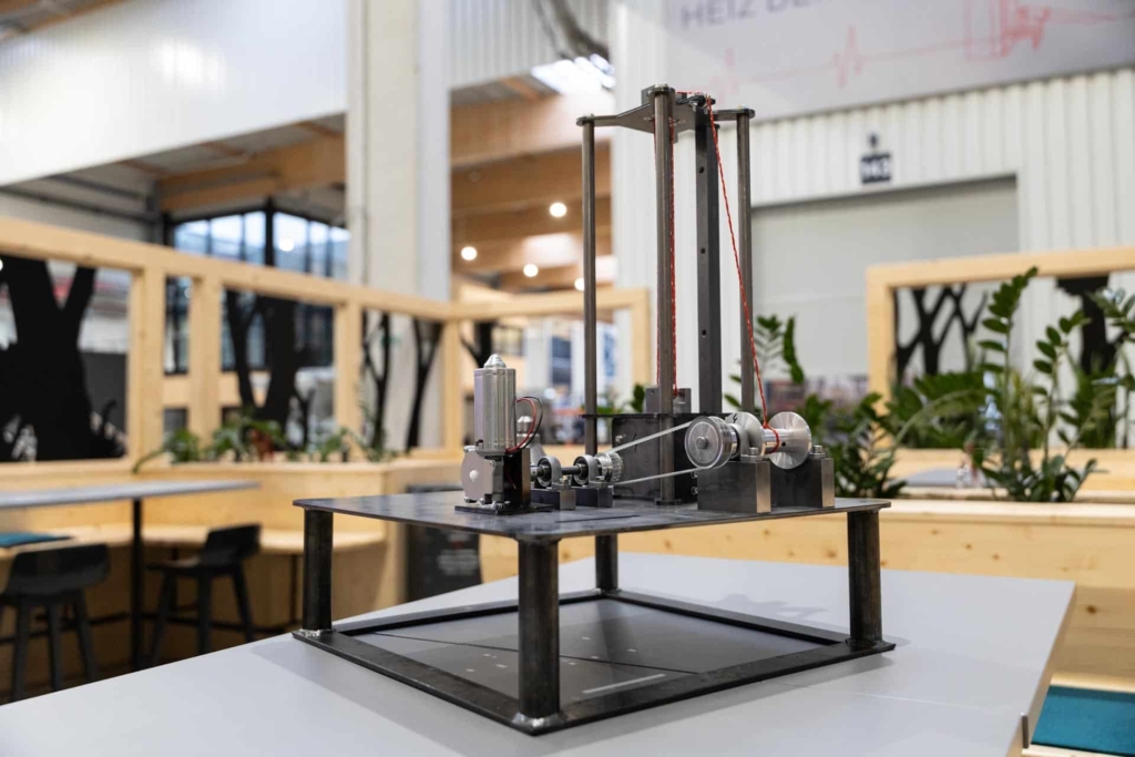 Das fertige Modell: Ein elektropneumatischer Aufzug mit vier Ebenen – die Wettbewerbsaufgabe bei den AustrianSkills 2025.