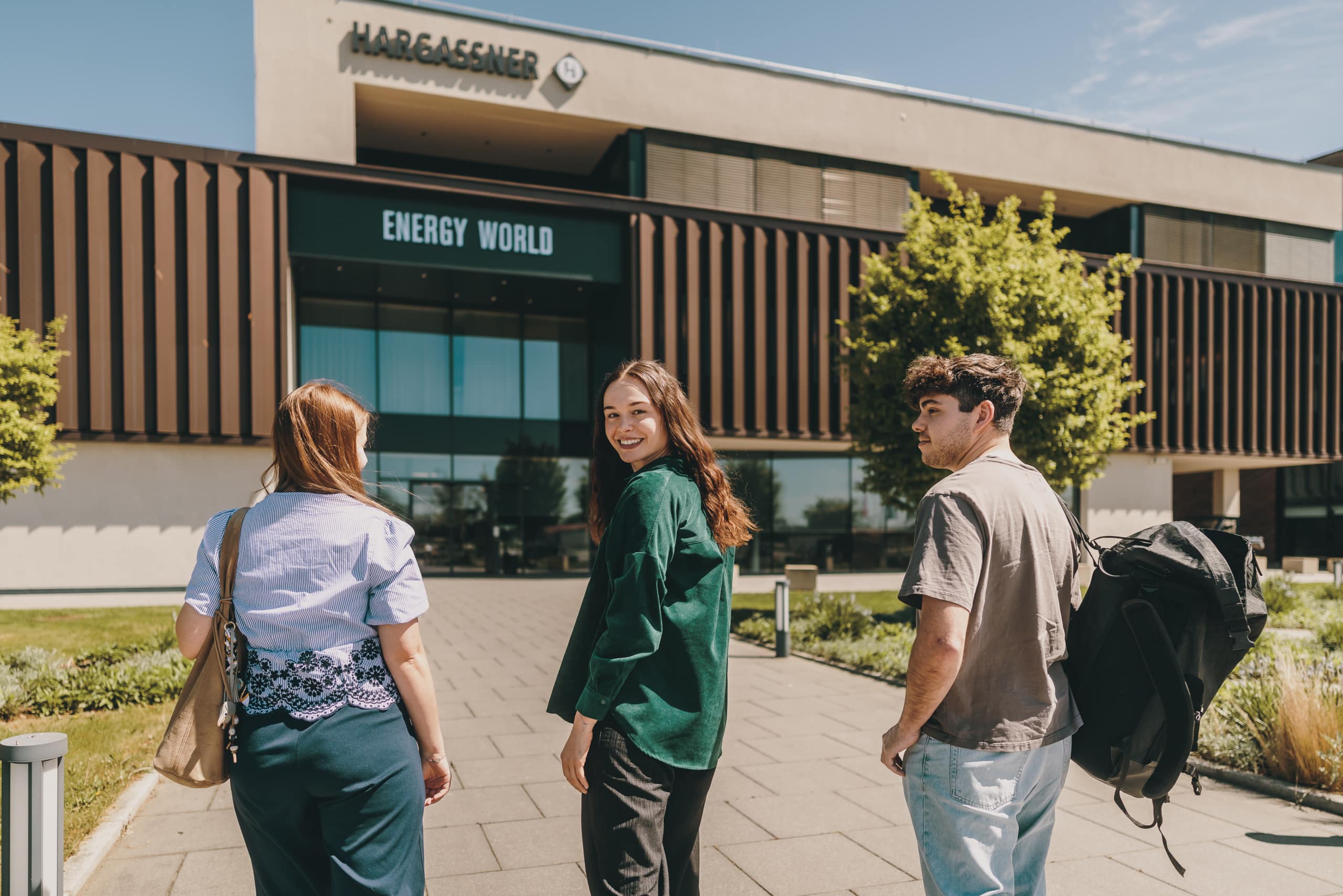 Junge Leute gehen in die Hargassner Energy World - Jobs für Schüler und Studenten