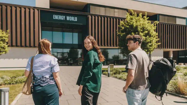 Junge Leute gehen in die Hargassner Energy World - Jobs für Schüler und Studenten
