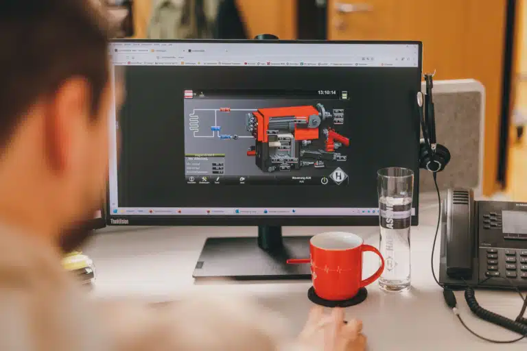 Symbolbild Abteilung Industry - Blick auf PC-Bildschirm mit Querschnitt eines Industriekessels
