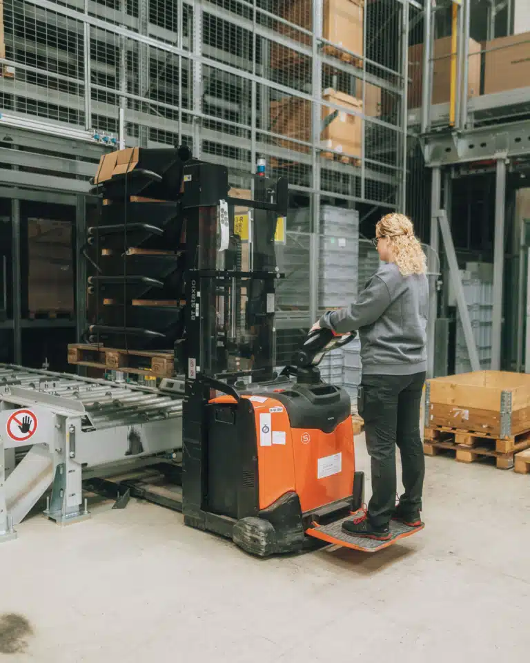 Symbolbild Abteilung Logistik - Frau bedient Lagerstapler
