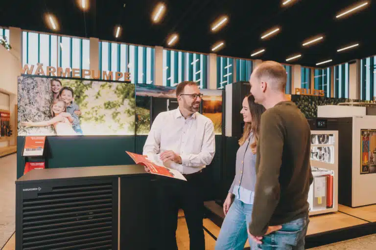 Symbolbild Abteilung Vertrieb, Marketing, Produktmanagement - Beratungsgespäch im Schauraum