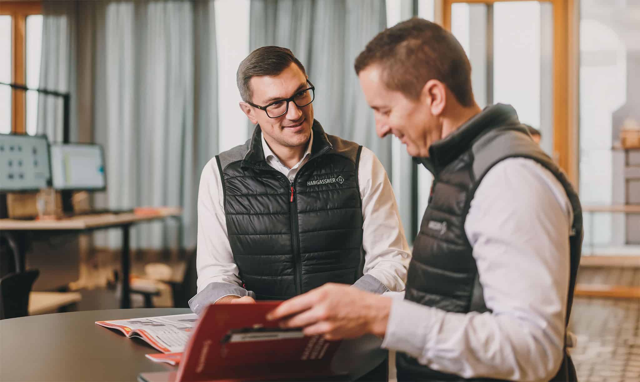 Kleine Besprechung im Büro, Teamgeist bei Hargassner