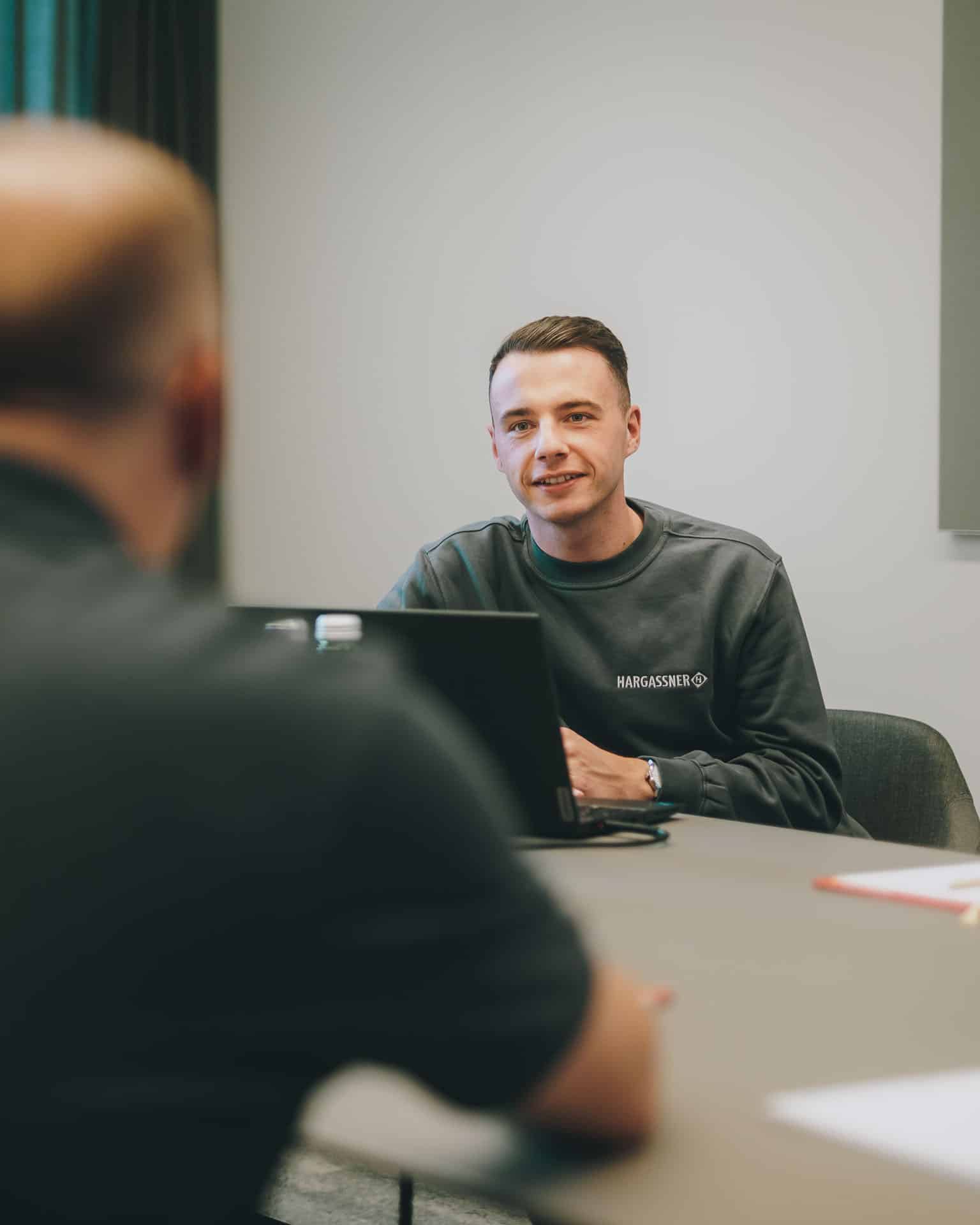 Besprechung bei Hargassner, Mann mit Laptop, Besprechungsraum