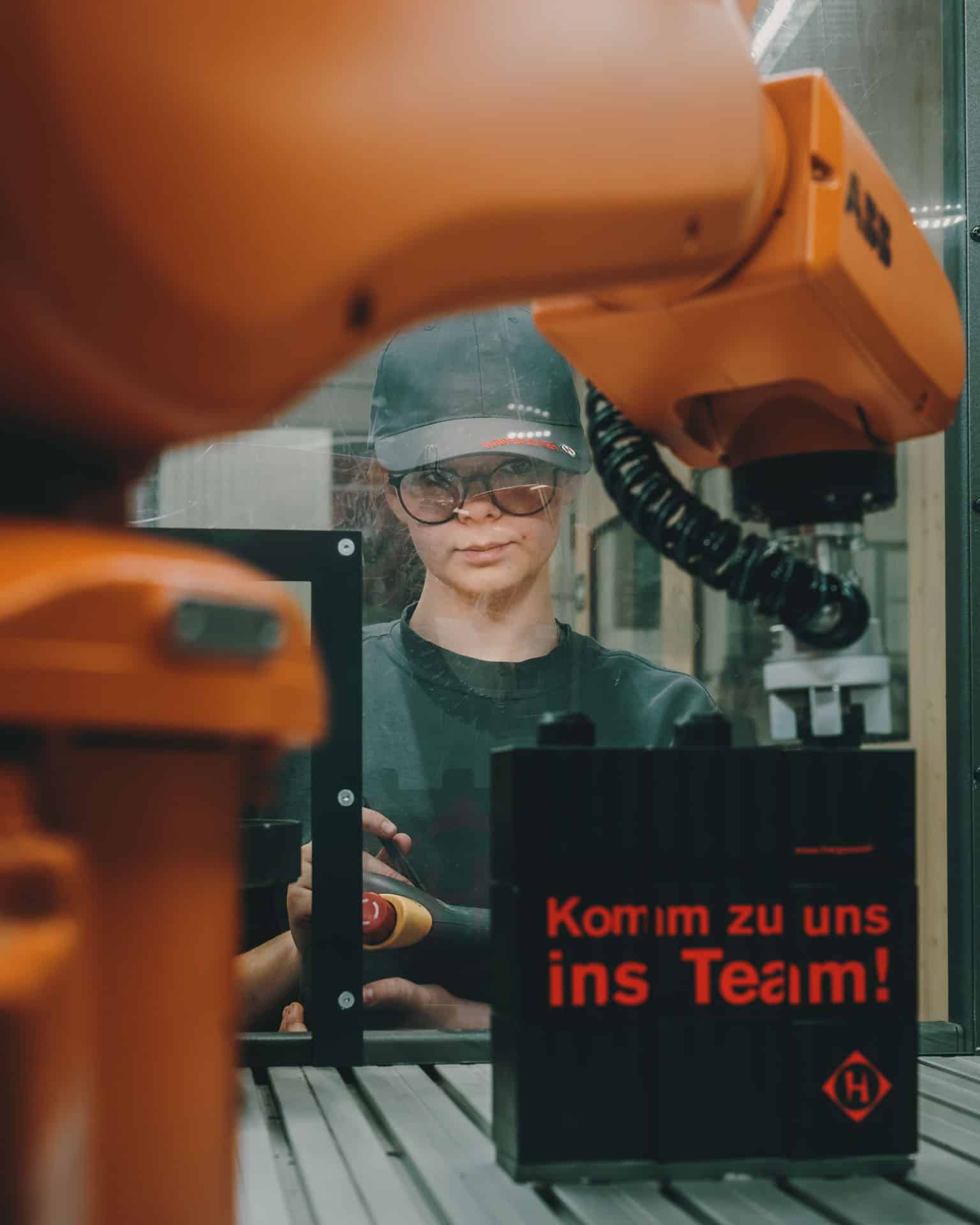 Mädchen an Maschine, Symbolbild Lehre bei Hargassner