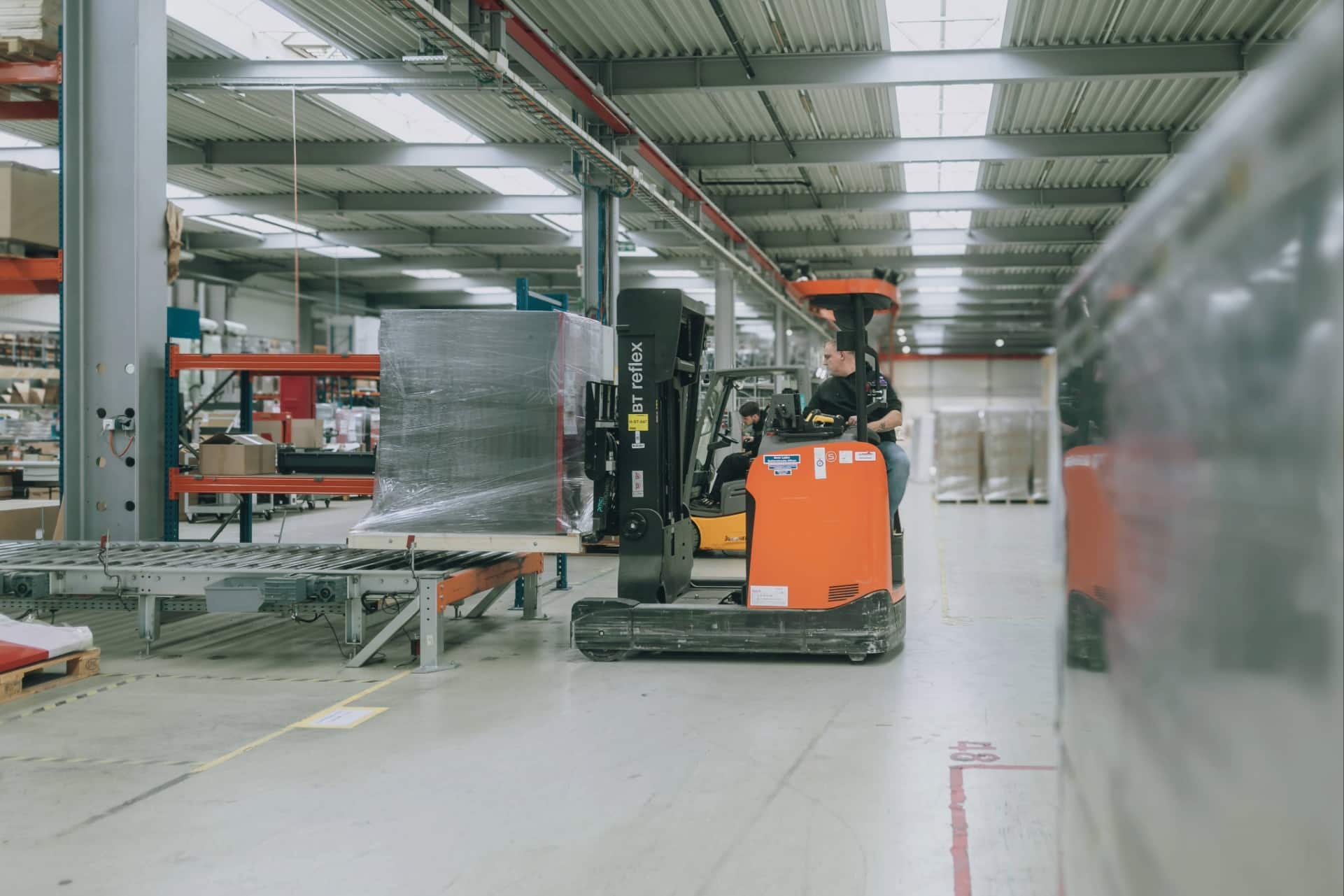 Mann als Staplerfahrer im Bereich Lager und Logistik